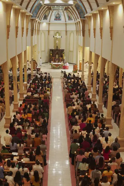 Tapanlar, sıcak aydınlatma, geleneksel mimari ve barışçıl ruhsal atmosferi olan tarihi bir kilisenin içinde kutsal bir tören için toplandılar..