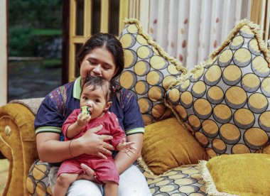 Annesiyle sıcak bir kanepede dinlenirken mutlu bir bebeğin bağlandığı tatlı ve samimi bir an. Gerçek duygularla dolu bir aile hayatı..
