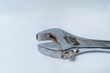 Beyaz arkaplandaki ayarlanabilir İngiliz anahtarının yakın çekimi. Araç, mekanik, onarım, inşaat veya endüstriyel tasarım temaları için mükemmel.