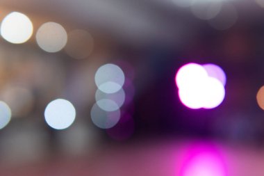 Mor, beyaz ve mavi tonlarda parlak daireler içeren soyut, bulanık bokeh arkaplan. Kutlama, gece hayatı, parti, tatil, dekorasyon ve sanatsal tasarım konuları için mükemmel..