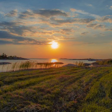 Gölün üzerinde gün batımı