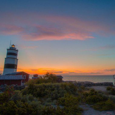Deniz fenerinde gün batımı