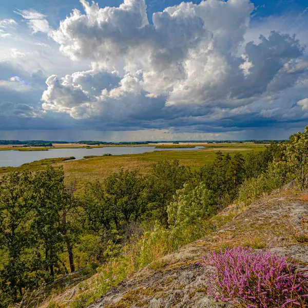 Gölün üzerinde güzel bir gün batımı