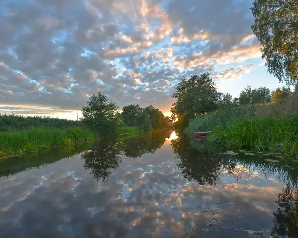 Akşamları gölün üzerinde gün batımı