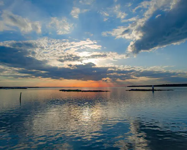 Gölün üzerinde gün batımı