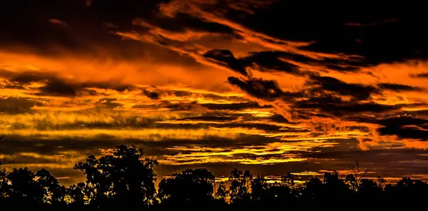 Güzel gün batımı gökyüzü bulutlu