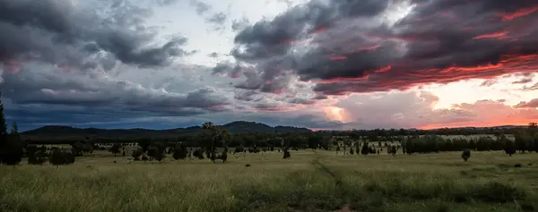 Yazın dağların üzerinde dramatik günbatımı gökyüzü