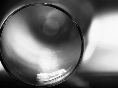 bir bardak suyla siyah beyaz arka plan