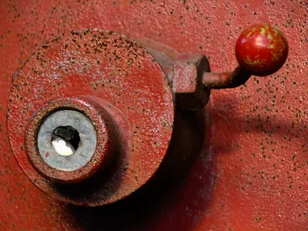 Eski paslı metal boru