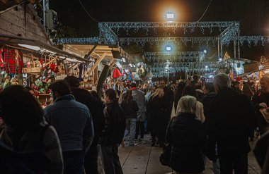 Barselona 'daki bir marketten Noel eşyaları almak.