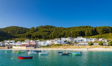 20 Ağustos 2024 - İspanya: Kuzey Galiçya 'da Porto de Bares adında küçük bir kıyı köyü