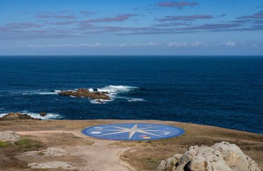 21 Ağustos 2024 - İspanya 'nın Coruna kenti Herkül Kulesi' nin eteğindeki Heykel Parkı 'nda yer alan Pusula Gülü hem navigasyonun hem de Kelt kültürünün bir sembolüdür.