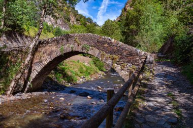 26 Eylül 2022 - Andorra: Andorra 'da Envalira Nehri' nin suları üzerinde antik bir Roma köprüsü.