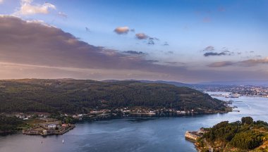 17 Ağustos 2022 - İspanya Kaleler arasındaki Ferrol halicinden giriş. Solda, kalesi ile San Felipe kasabasını görebilirsiniz. Karşısındaysa Palma Kalesi eski bir askeri hapishane..