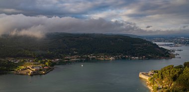 24 Ağustos 2023 - İspanya Kaleler arasındaki Ferrol halicinden giriş. Solda, kalesi ile San Felipe kasabasını görebilirsiniz. Karşısındaysa Palma Kalesi eski bir askeri hapishane..