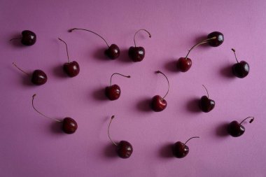 Pembe arka planda kirazlar