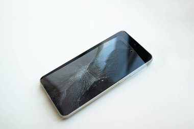 Akıllı telefondan kırık cam koruyucu. Dijital aygıt hasarı. 