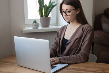 Bilgisayarda çalışan serbest çalışan kadın girişimci, evden bilgisayar. Bağımsızlık kavramı, uzak çalışma ve kariyer başarısı