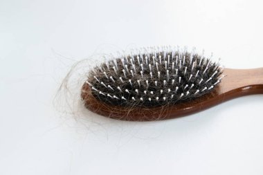 Tarağı kapat, saçlarını taradıktan sonra saç fırçasıyla fırçala. Hormonal, stres, doğum sonrası, mevsimsel saç kaybı.
