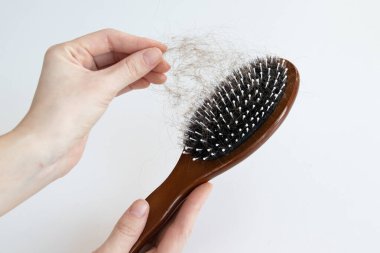 Saçını taradıktan sonra tara, fırçaladıktan sonra fırçala. Hormonal, stres, doğum sonrası, mevsimsel saç kaybı.
