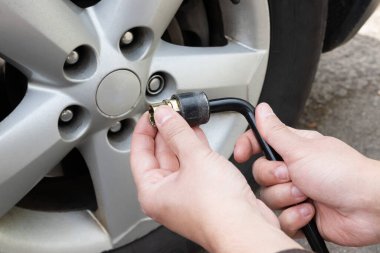 Lastiğe tekerlek kilidi takan adam. Hırsızlık koruma kavramı.