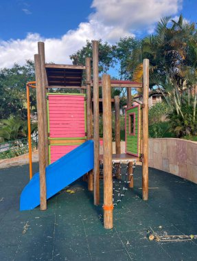 Halka açık tahta oyuncak. 