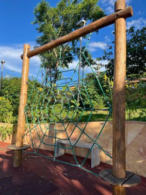 Kamusal kare ahşap ve ip oyuncağı