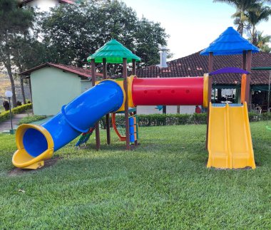 Çimenli parkta renkli plastik oyuncaklar