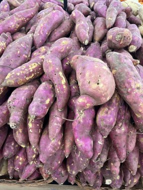 Tatlı patatesler markette diğer sebzelerle birlikte sergileniyor.