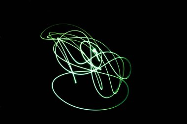 Siyah arka planda hafif boya fotoğraf tekniğiyle yapılan rastgele şekiller. Neon konsepti. Açık boya kavramı