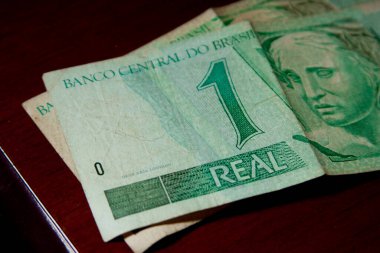 Bir gerçek not. Birinde Brezilya banknotu var. Artık piyasada olmayan eski bir banknot. Brezilya para birimi konsepti. Brezilya 'daki finansal kriz kavramı. Gerçek devalüasyon.