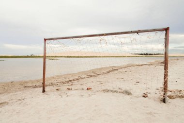 Plaj kumlarında kale direği. Yazın plaj futbolu. Futbol konsepti. Hedef kavramı.