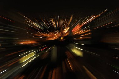 Gece şehirde hareket bulanıklığı var. Hareket kavramı. 