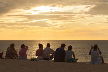 Jericoacoara Brezilya. 24 Mart 2022 'de Jericoacoara' da gün batımı kumulunda insanlar öğleden sonra geç saatlere kadar düşüncelere daldılar. Altın arka planda. Jeri konsepti. Kumul konsepti.