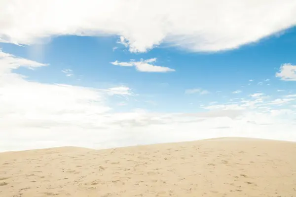 Passeio de carro nas dunas de Jericoacoara nas frias. Ponto turstico do cear brasil. Conceito de destinos tursticos. Conceito de viagem de frias. espao para texto