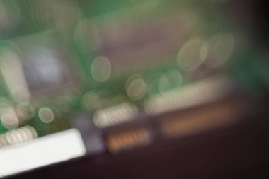 Parçaları ve bağlantıları görünür olan bir tablonun üzerindeki sabit disk bağlantısının ayrıntıları. Teknoloji konsepti. HD konsepti