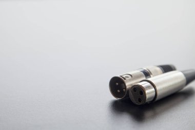 Siyah bir masanın üstündeki xlr ses kablosu. Bağlantılar ekranda. Kablolu yayın konsepti. ses kavramı.