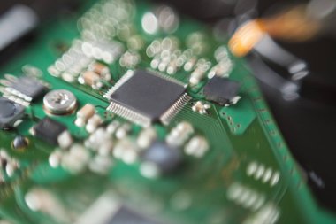 Parçaları ve bağlantıları görünür olan bir tablonun üzerindeki sabit disk bağlantısının ayrıntıları. Teknoloji konsepti. HD konsepti