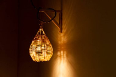 Açık hava bölgesi için sarı ışıklı kolye. Samandan yapılmış el yapımı lamba. Luminaire konsepti. Evim evim güzel evim.