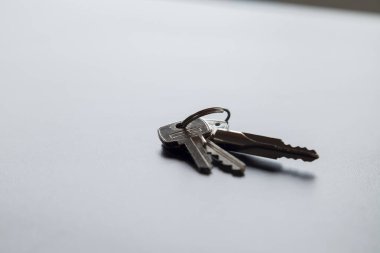 Evin kapı anahtarları masanın üstünde. Uzayı kopyala Anahtar konsepti.