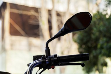 Sokakta yeni dikiz aynasıyla motosiklet. Motosikletle dolu bir cadde. Motosiklet konsepti. Dikiz görünümü kavramı
