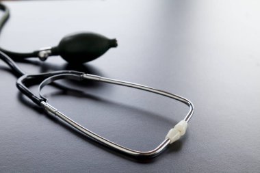 Masada tıbbi steteskop var. Tıbbi bakım. Stetoskop konsepti. Kan basıncı ölçüm konsepti.