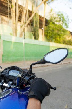Sokakta yeni dikiz aynasıyla motosiklet. Motosikletle dolu bir cadde. Motosiklet konsepti. Dikiz görünümü kavramı