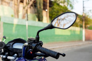Sokakta yeni dikiz aynasıyla motosiklet. Motosikletle dolu bir cadde. Motosiklet konsepti. Dikiz görünümü kavramı