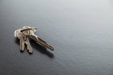 Evin kapı anahtarları masanın üstünde. Uzayı kopyala Anahtar konsepti.