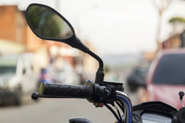 Sokakta yeni dikiz aynasıyla motosiklet. Motosikletle dolu bir cadde. Motosiklet konsepti. Dikiz görünümü kavramı