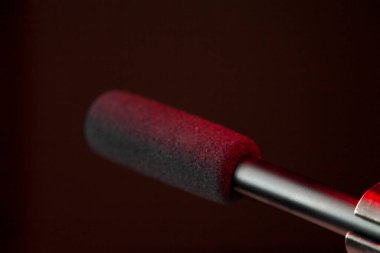 Renkli arkaplanda fotokopi alanı olan podcast mikrofon. Mikrofon stüdyoda. Mikrofon konsepti. Podcast konsepti.