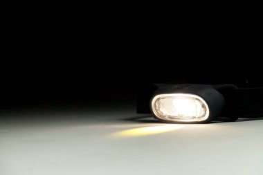 Baş lamba. Kamp konsepti. Işık konsepti.