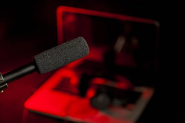 Renkli arkaplanda fotokopi alanı olan podcast mikrofon. Mikrofon stüdyoda. Mikrofon konsepti. Podcast konsepti.