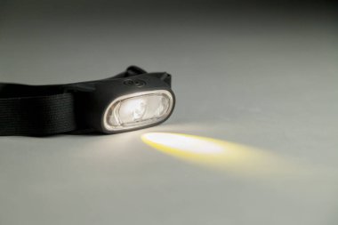 Baş lamba. Kamp konsepti. Işık konsepti.